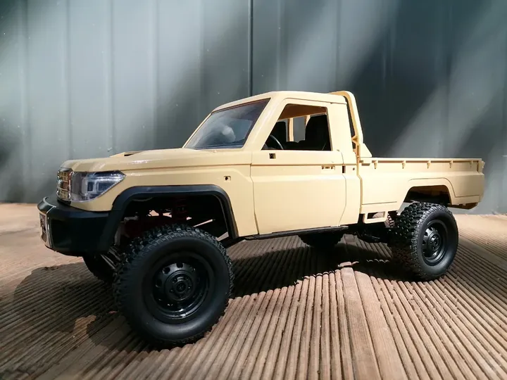 MN Model MN82 Land Cruiser 79 — вид спереди справа
