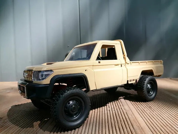 MN Model MN82 Land Cruiser 79 — вид спереди слева